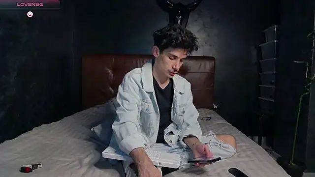 DanielCrush1 online show from April 4, 2026, 4:24 pm