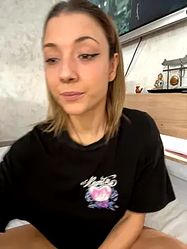 KarlaLuar  online show from October 29, 2025, 12:04 pm