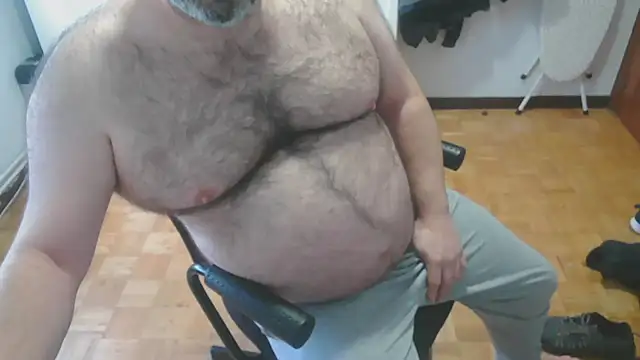 Snapshot of mikeyhotbear chatting on November 25, 2025, 9:20 am mikeyhotbear online show from November 25, 2025, 9:20 am
