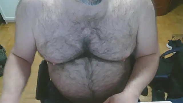 Snapshot of mikeyhotbear chatting on December 5, 2025, 7:29 am mikeyhotbear online show from December 5, 2025, 7:29 am