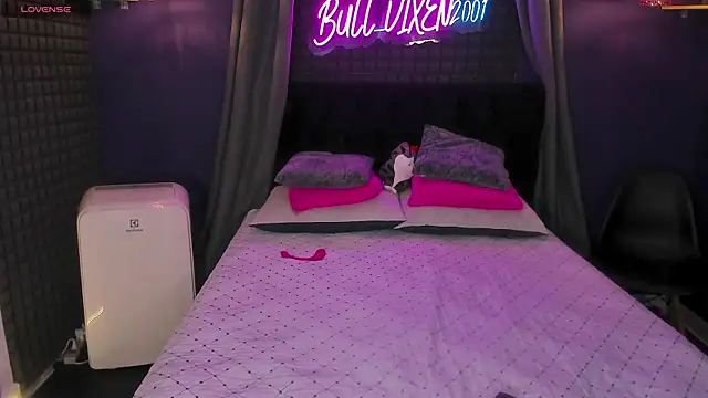 bull vixen2001 online show from September 18, 2025, 12:08 pm