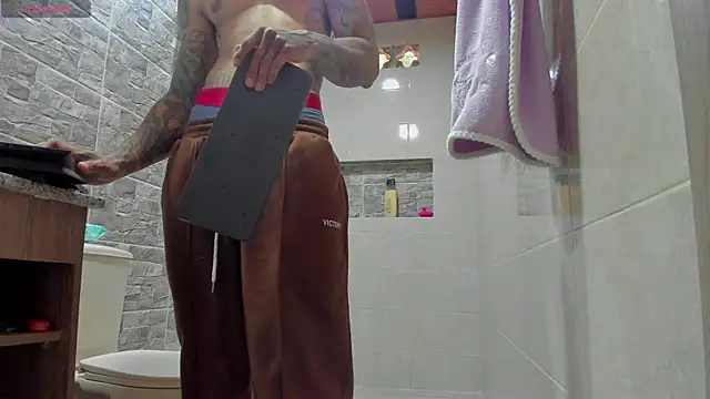 Snapshot of Aron_ford chatting on December 3, 2025, 7:13 pm Aron ford online show from December 3, 2025, 7:13 pm