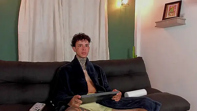 Snapshot of Aron_ford chatting on November 5, 2025, 8:17 am Aron ford online show from November 5, 2025, 8:17 am