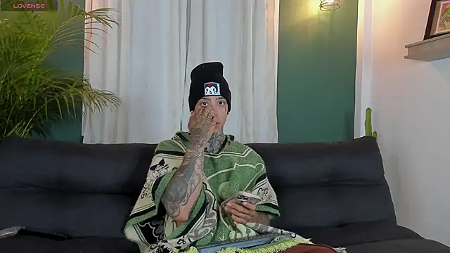 Snapshot of Aron_ford chatting on November 14, 2025, 12:20 pm Aron ford online show from November 14, 2025, 12:20 pm