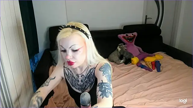 HelenGoat online show from November 3, 2025, 8:40 am