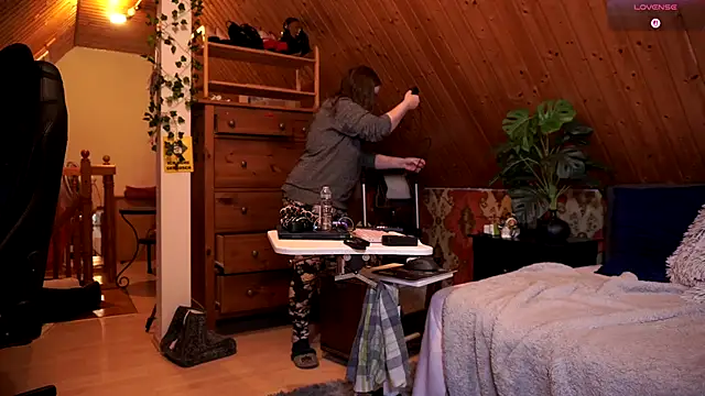 TessaWinter online show from November 3, 2025, 4:32 pm