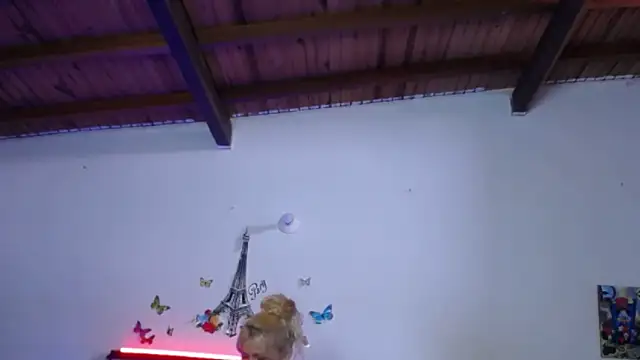 Nicolle Milf online show from December 19, 2025, 6:54 pm