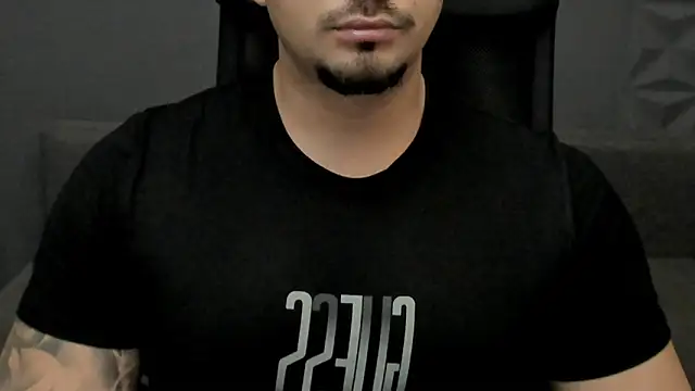 Snapshot of TonyWilcox chatting on November 13, 2025, 5:44 am TonyWilcox online show from November 13, 2025, 5:44 am