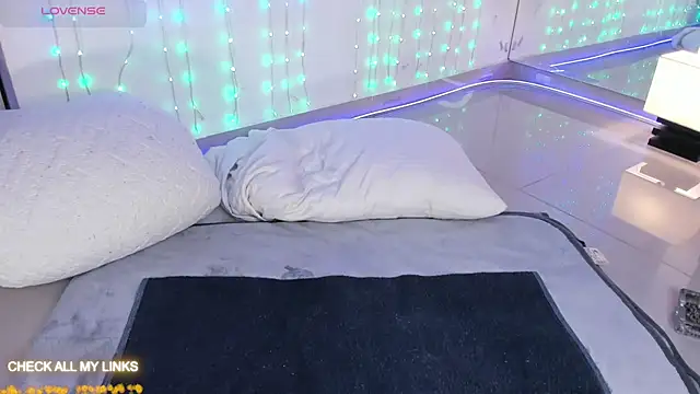 ohyesly  online show from September 30, 2025, 11:05 am