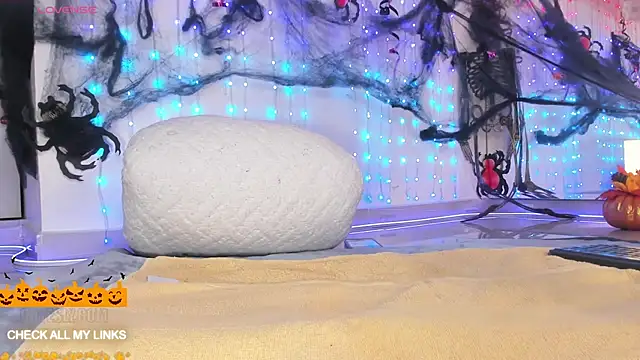 ohyesly  online show from October 6, 2025, 10:49 am