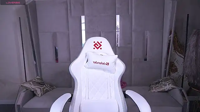 Daphne Moss online show from March 21, 2025, 1:56 pm