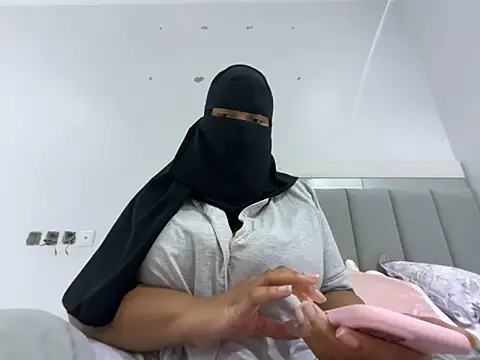 Snapshot of Submissive_Arab chatting on February 7, 2025, 11:13 pm Submissive Arab online show from February 7, 2025, 11:13 pm