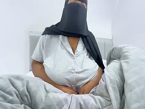 Snapshot of Submissive_Arab chatting on February 7, 2025, 8:10 pm Submissive Arab online show from February 7, 2025, 8:10 pm