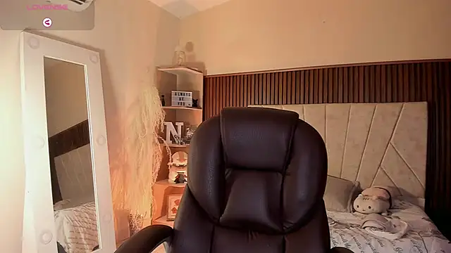 Snapshot of _Niah_ chatting on October 8, 2025, 8:09 pm Niah online show from October 8, 2025, 8:09 pm