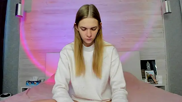 molly hunt  online show from November 18, 2025, 3:54 am