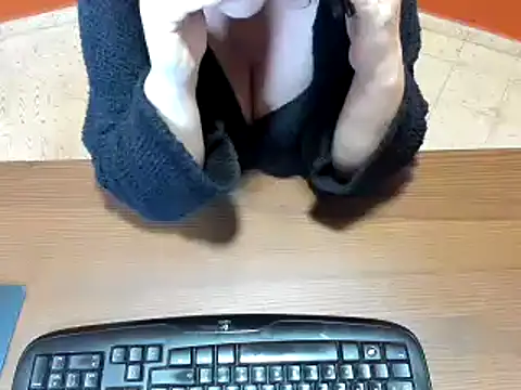 NikkiHolland online show from January 29, 2025, 8:29 am