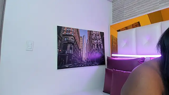 ShaniaBrownn online show from December 3, 2025, 8:08 pm