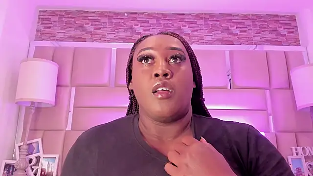 Snapshot of ShaniaBrownn chatting on May 5, 2026, 7:39 pm ShaniaBrownn online show from May 5, 2026, 7:39 pm