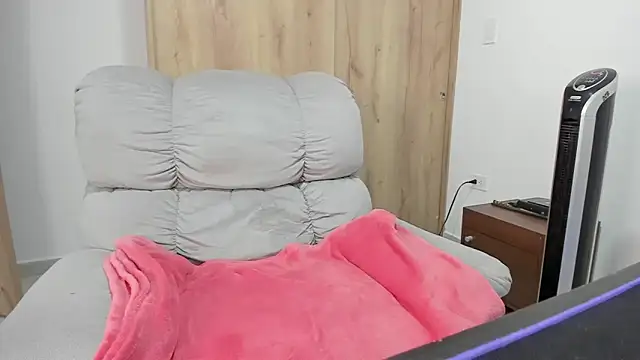 xspecialoomx online show from April 15, 2026, 7:51 pm