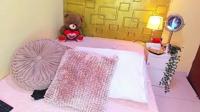 Julia Haye online show from March 11, 2026, 4:17 am