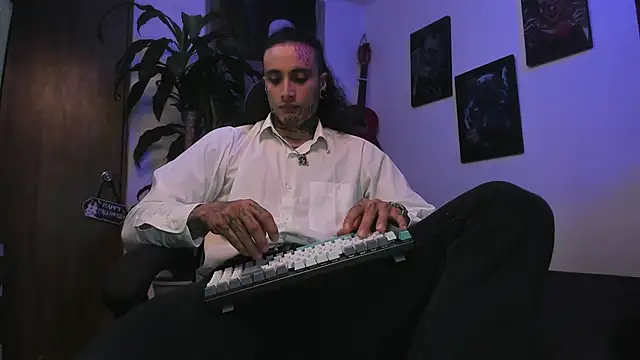 Snapshot of Ryuk_it chatting on October 18, 2025, 2:19 pm Ryuk it online show from October 18, 2025, 2:19 pm