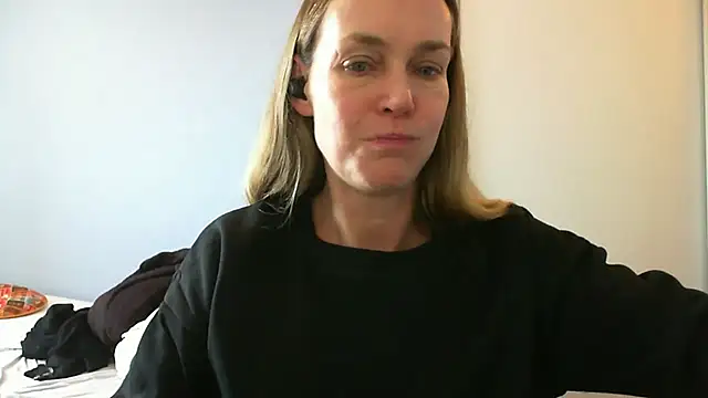 Annylove1 online show from September 29, 2025, 4:01 pm