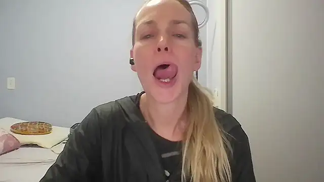 Snapshot of Annylove1 chatting on May 5, 2026, 12:13 am Annylove1 online show from May 5, 2026, 12:13 am