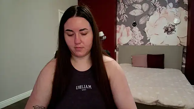 Roxie Bradley online show from April 13, 2026, 5:44 am