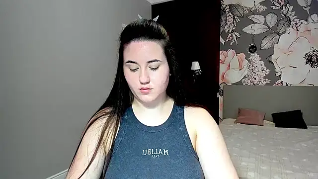 Snapshot of Roxie_Bradley chatting on February 19, 2026, 7:38 am Roxie Bradley online show from February 19, 2026, 7:38 am