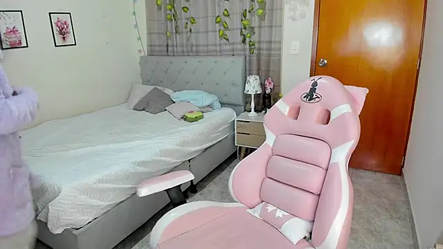 charlott7 online show from December 21, 2025, 3:52 am