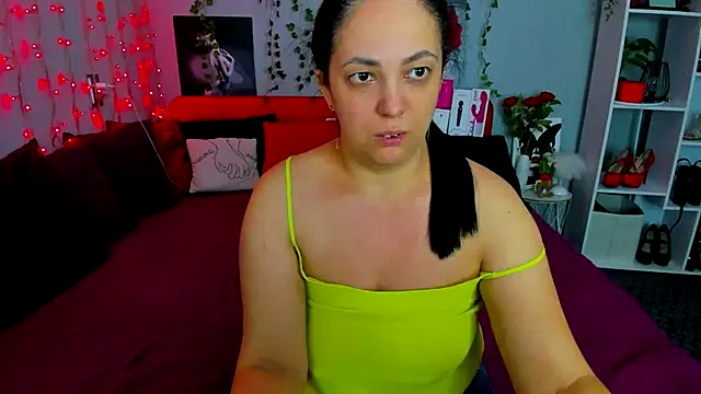 Snapshot of DarlingMilf chatting on September 26, 2025, 6:15 pm DarlingMilf online show from September 26, 2025, 6:15 pm