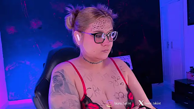 Snapshot of Laura_takint chatting on February 6, 2026, 7:10 pm Laura takint online show from February 6, 2026, 7:10 pm