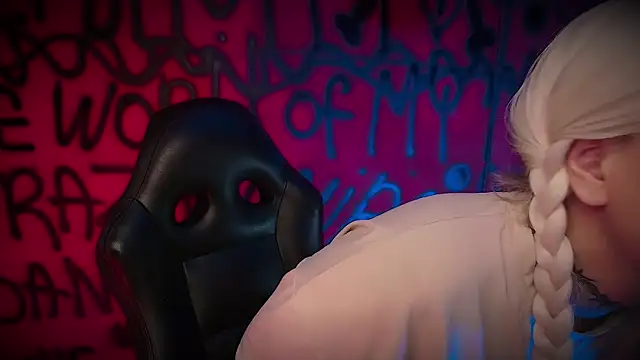 Laura takint online show from February 15, 2025, 4:01 pm