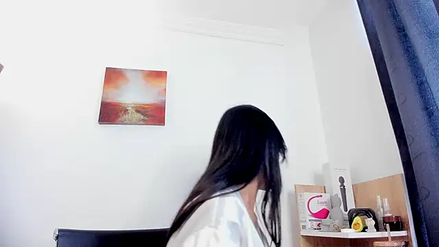 nia  white online show from November 14, 2025, 6:55 pm