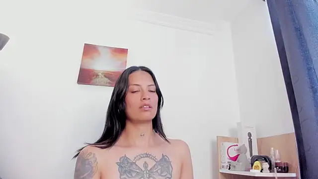 nia  white online show from September 12, 2025, 5:24 pm