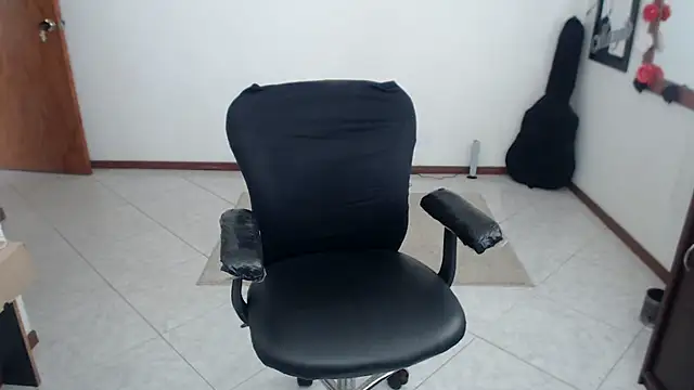 charlottezoe15 online show from March 4, 2026, 4:37 pm