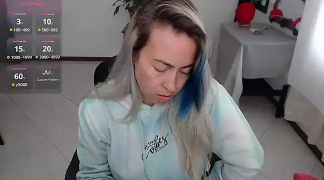 charlottezoe15 online show from March 19, 2025, 6:34 pm