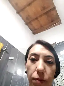 LunaZambrano online show from April 10, 2026, 3:46 am