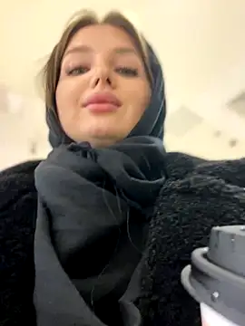 KrisMagnoly online show from November 5, 2025, 5:49 pm