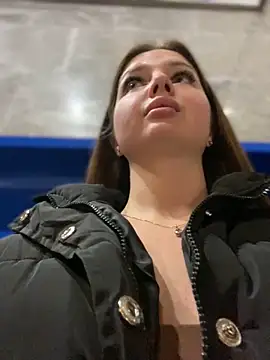 KrisMagnoly online show from October 9, 2025, 4:40 pm