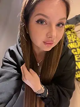 KrisMagnoly online show from December 15, 2025, 4:46 pm