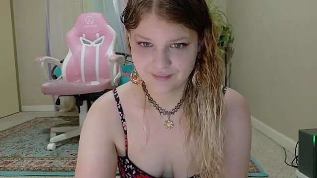 Snapshot of Emihaze chatting on April 24, 2026, 4:42 pm Emihaze online show from April 24, 2026, 4:42 pm