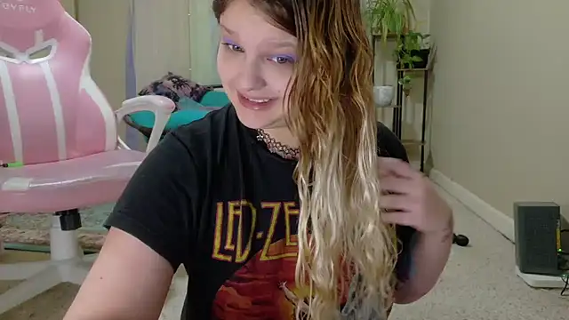 Emihaze online show from February 7, 2026, 7:44 pm