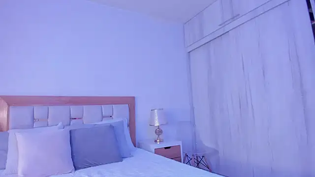 mia hank online show from April 12, 2026, 11:46 am