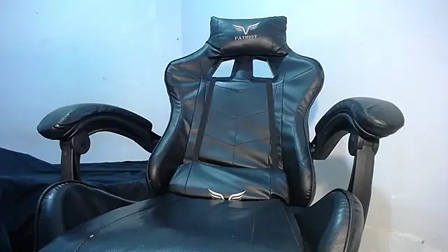 hersheybanks23 online show from October 9, 2025, 2:28 pm