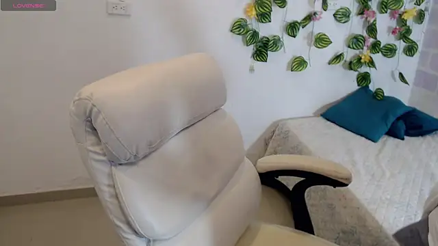 tania sweet   online show from September 22, 2025, 4:02 pm