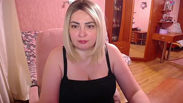 Snapshot of -MeowMeow chatting on May 25, 2026, 6:39 pm -MeowMeow online show from May 25, 2026, 6:39 pm
