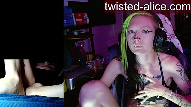 alicewonder09 online show from May 22, 2026, 3:48 am