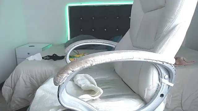 selena yourmilf online show from December 13, 2025, 8:04 pm