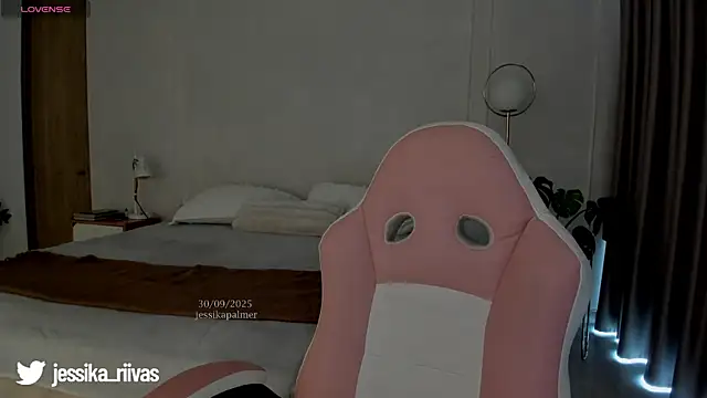 jessikapalmer online show from October 6, 2025, 4:08 pm